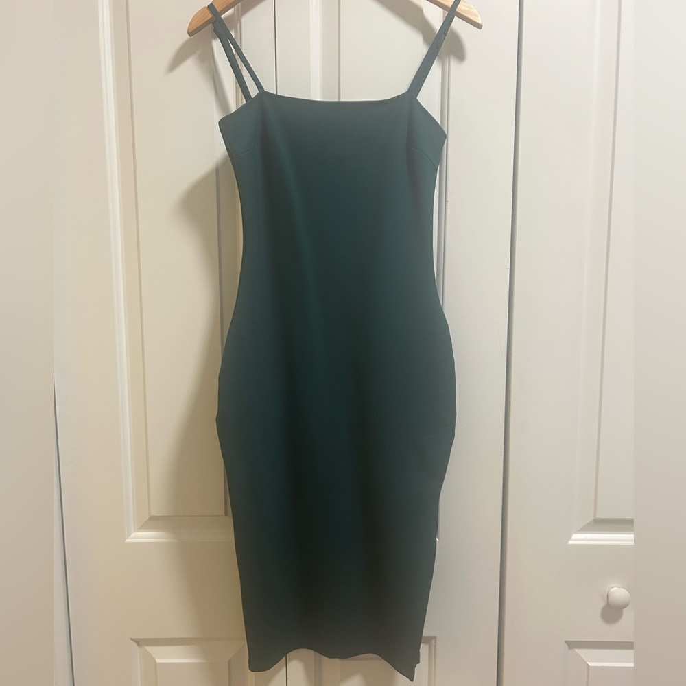 Forest green body-con midi dress. SUPER FLATTERING. Gold zipper on back.